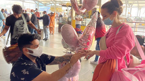 Anubhav proposes to Anna at the airport.