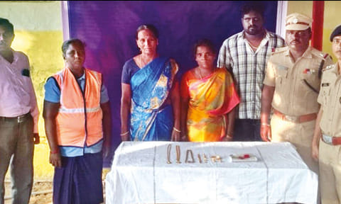 ரெயில் நிலையத்தில் பயணி தவறவிட்ட 35 பவுன் நகையை போலீசில் ஒப்படைத்த தூய்மைப் பணியாளருக்கு பாராட்டு