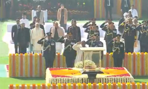 79-வது நினைவு தினம்: மகாத்மா காந்தி நினைவிடத்தில் ஜனாதிபதி, பிரதமர் மோடி அஞ்சலி