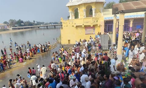 காவிரியில் புனித நீராடும் மக்கள்