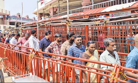 வார விடுமுறையையொட்டி பழனி முருகன் கோவிலில் குவிந்த பக்தர்கள்