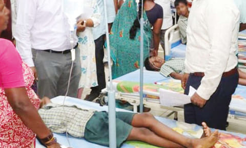 கோவை: மதிய உணவு சாப்பிட்ட 40-க்கும் மேற்பட்ட மாணவர்களுக்கு வாந்தி, மயக்கம் - மருத்துவமனையில் சிகிச்சை