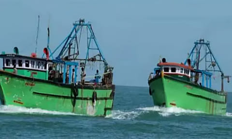ராமேஸ்வரம் மீனவர்கள் 2 பேரை கைது செய்தது இலங்கை கடற்படை