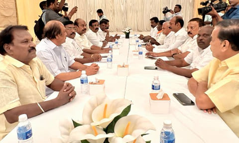 புதுச்சேரி சட்டசபை தேர்தல்: காங்கிரஸ் - திமுக தொகுதி பங்கீடு பேச்சுவார்த்தை தொடக்கம்