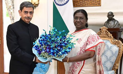 ஜனாதிபதியை சந்தித்து வாழ்த்து பெற்றார் ஆர்.என். ரவி