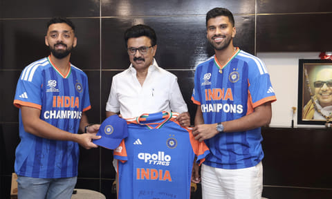 முதல்-அமைச்சரை சந்தித்து வாழ்த்து பெற்ற வாஷிங்டன் சுந்தர், வருண் சக்கரவர்த்தி