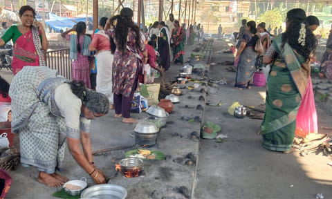மண்டைக்காடு பகவதி அம்மன் கோவிலில் பொங்கலிட்ட பெண்கள்