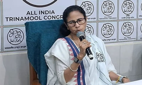 50 அதிகாரிகள் இடமாற்றம்; அறிவிக்கப்படாத நெருக்கடி நிலை: தேர்தல் ஆணையம் மீது மம்தா பானர்ஜி சாடல்