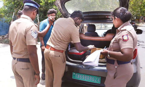 தூத்துக்குடியில் ஏ.டி.எம். மையத்திற்கு கொண்டு சென்ற ரூ.30 லட்சம்: பறக்கும் படை சோதனையில் விடுவிப்பு