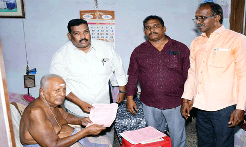 சென்னையில் முதியோர், மாற்றுத்திறனாளிகளுக்கு தபால் வாக்கு விண்ணப்பப் படிவம் விநியோகம்