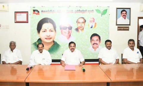 எடப்பாடி பழனிசாமி தலைமையில் நாளை மாவட்ட செயலாளர்கள் கூட்டம்