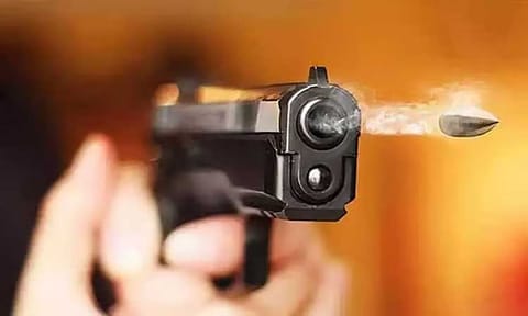 முன்விரோதத்தால் வாலிபர் சுட்டுக்கொலை: பதற்றத்தில் கிராம மக்கள்