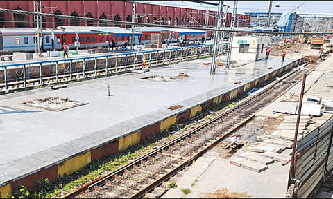 எழும்பூரில் மின்சார ரெயில் நடைமேடை மறுசீரமைப்பு பணி மும்முரம்