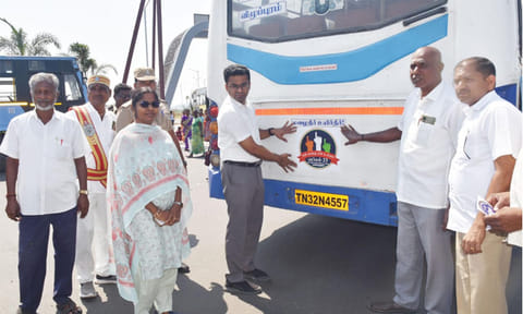 கள்ளக்குறிச்சி: 100 சதவீதம் வாக்குப்பதிவை வலியுறுத்தி பேருந்துகளில் ஸ்டிக்கர் ஒட்டி விழிப்புணர்வு