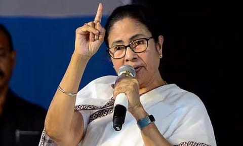 கடுமையான வானிலை; மம்தா பானர்ஜி பயணித்த விமானம் 1 மணி நேரம் வானில் வட்டமடித்தது
