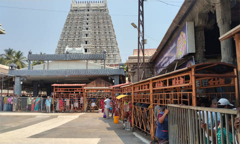 சாமி தரிசனம் செய்ய வரிசையில் நின்ற பக்தர்கள்