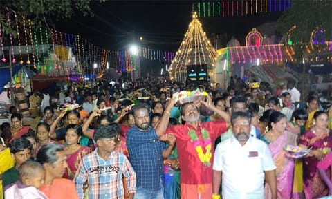 பூத்தட்டுகளை சுமந்தபடி ஊர்வலமாக வந்த பக்தர்கள்