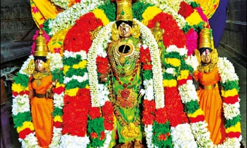 திருக்கல்யாண மண்டபத்தில் ஸ்ரீதேவி, பூதேவியுடன் கள்ளழகர் எழுந்தருளி பக்தர்களுக்கு அருள்பாலித்த காட்சி
