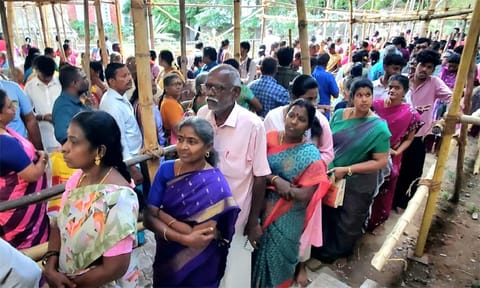 திருவாரூர் தியாகராஜரின் பாத தரிசனம் காண வரிசையில் காத்திருந்த பக்தர்கள்