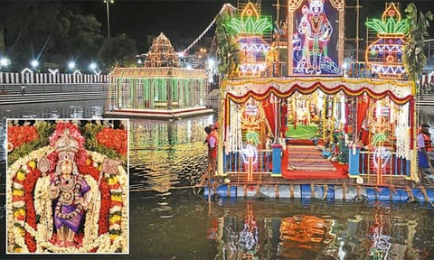 தெப்பத்தில் எழுந்தருளி வலம் வந்த முருகப்பெருமான்