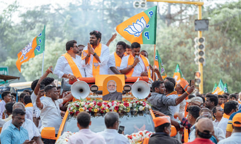 இரட்டை எஞ்சின் அரசின் வளர்ச்சி பயணம்: புதுச்சேரியில் அண்ணாமலை ரோடு ஷோ