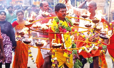 திருவிழாவில் 21 அக்னி சட்டி எடுத்து வந்து நேர்த்திக்கடன் செலுத்திய பக்தர்.