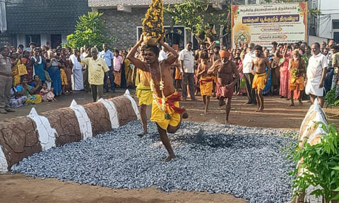 பூக்குழி இறங்கிய பக்தர்கள்