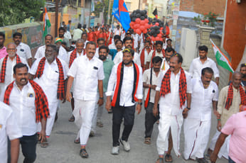 தென்காசி தொகுதி தி.மு.க. வேட்பாளர் கலை கதிரவன் வீதி, வீதியாக நடந்து சென்று வாக்கு சேகரிப்பு