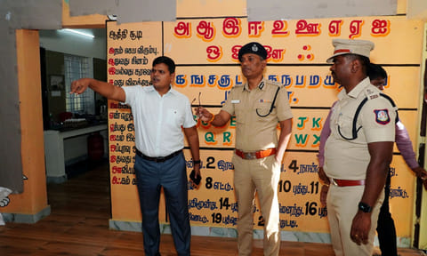 பெரம்பூர்: வாக்குச்சாவடி மையங்களில் பாதுகாப்பு ஏற்பாடுகள் குறித்து தேர்தல் அலுவலர் ஆய்வு