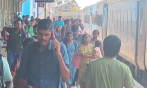 நெல்லை ரெயில் நிலையத்தில் அலைமோதும் பயணிகள் கூட்டம்