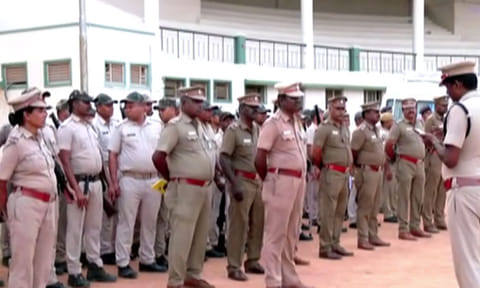 நாளை வாக்கு எண்ணிக்கை; தமிழகம் முழுவதும் சுமார் 1 லட்சம் போலீசார் பாதுகாப்பு பணி