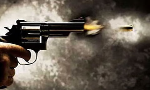 நகைக்கடையில் கொள்ளை; தடுக்க முயன்ற ஊழியர்கள் மீது துப்பாக்கி சூடு - தெலுங்கானாவில் பரபரப்பு