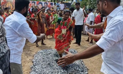 பூக்குழி இறங்கிய பக்தர்