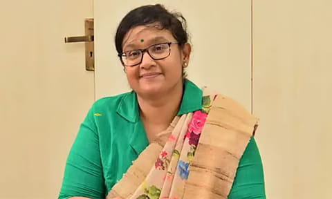 தமிழகத்தில் வெற்றி பெற்ற வேட்பாளர்களின் பட்டியல் - கவர்னரிடம் வழங்கிய தலைமை தேர்தல் அதிகாரி