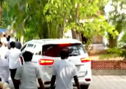 எடப்பாடி பழனிசாமியுடன் எஸ்.பி வேலுமணி, சிவி சண்முகம் சந்திப்பு