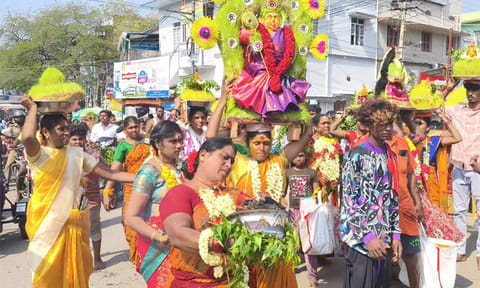 நேர்த்திக்கடன் செலுத்த வந்த பக்தர்கள்