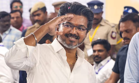 இன்று மாலை 3.30 மணிக்கு கவர்னரை சந்திக்கிறார் தவெக தலைவர் விஜய்