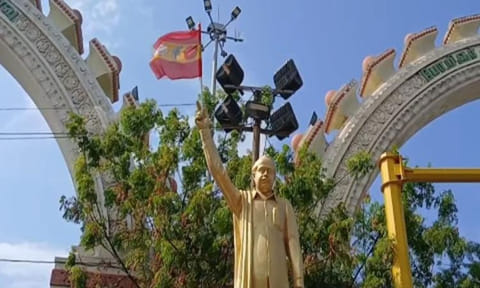 சென்னை: அண்ணா சிலையின் கையில் த.வெ.க. கொடி வைக்கப்பட்டதால் சர்ச்சை