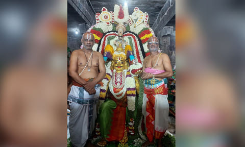 கருட வாகனத்தில் எழுந்தருளிய பெருமாள்