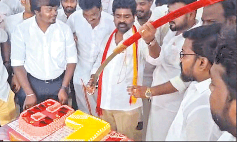 வீரவாளால் கேக் வெட்டி பிறந்தநாள் கொண்டாட்டம்: ராயபுரம் த.வெ.க. வேட்பாளர் மீது புகார்