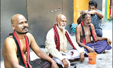 மு.க.ஸ்டாலின் தோல்வி அடைந்த விரக்தியில் பழனியில் மொட்டை அடித்த தி.மு.க. நிர்வாகிகள்