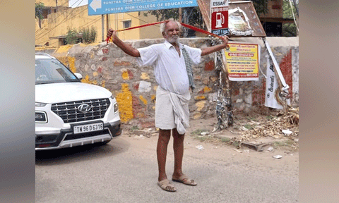 விஜய்யை ஆட்சி அமைக்க அழைக்க வேண்டும்: கவர்னரை வலியுறுத்தி முதியவர் திடீர் சாலை மறியலால் பரபரப்பு