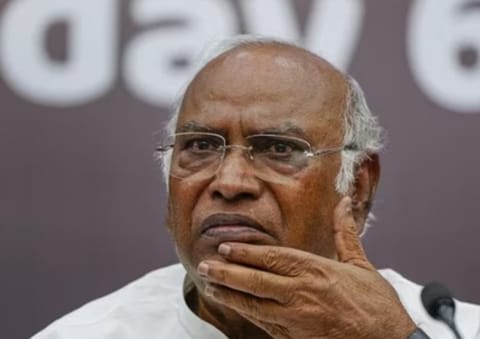திருமாவளவன், டி.ராஜாவுடன் காங்கிரஸ் தலைவர் மல்லிகார்ஜுன கார்கே பேச்சு