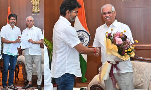 கவர்னர் சந்திப்பில், புதிய உடைக்கு மாறிய த.வெ.க. தலைவர் விஜய்