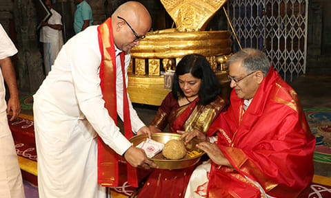 தலைமை தேர்தல் ஆணையருக்கு பிரசாதம் வழங்கிய தேவஸ்தான அதிகாரி