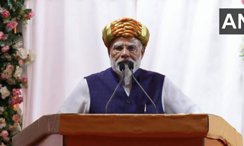 உப்பு மட்டுமே உற்பத்தியான குஜராத்தில் மெட்ரோ பெட்டிகள், என்ஜின்கள் தயாரிப்பு: பிரதமர் மோடி பெருமிதம்