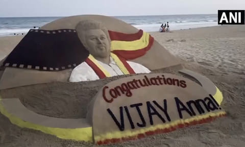 முதல்-அமைச்சராக பதவியேற்கும் விஜய்க்கு ஒடிசா கடற்கரையில் மணல்சிற்பம்