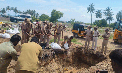 கள்ளக்குறிச்சி மாவட்ட காவல் கண்காணிப்பாளர் முன்னிலையில் சுமார் 1 டன் தடை செய்யப்பட்ட புகையிலை பொருட்கள் அழிப்பு