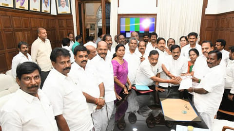 எடப்பாடி பழனிசாமிக்கு ஆதரவாக 17 எம்.எல்.ஏக்கள் மனு