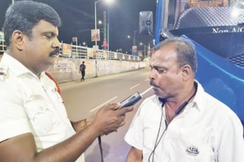 பஸ் டிரைவர்களிடம் போலீசார் சோதனை நடத்திய காட்சி.